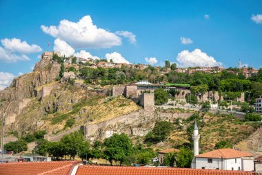 Ankara, Türkiye - 14 Haziran 2021: Türkiye 'nin başkenti Ankara' nın tarihi çeyreğindeki bir tepe ve antik geleneksel evlerdeki ortaçağ harabe kalesi