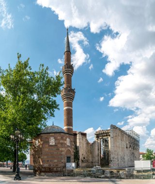 Ankara, Türkiye - 14 Haziran 2021: Ankara, Türkiye 'deki ortaçağ Osmanlı İmparatorluğu' ndan antik Hacı Bayram camisi. Meşhur ibadethane ve popüler turizm merkezi.