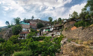 Ankara, Türkiye - 14 Haziran 2021: Ankara, Türkiye 'nin varoşlarında yıkılan eski binalar ve yıkılan yamaçlar. Türkiye 'nin başkentinde fakir mahalleler ve sağlıksız. Yaşam koşulları 