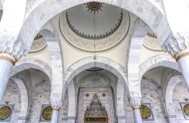 Ankara, Türkiye - 14 Haziran 2021: Ankara, Türkiye 'deki Hatun Camii' nin muhteşem iç mekanı. Kemerli kasalar, kubbeler ve aydınlık mermer duvarlar. Meşhur ibadethane ve turistik mekan.