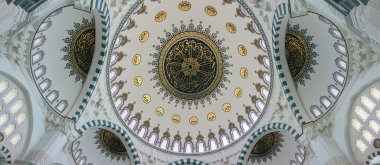 Ankara, Türkiye - 14 Haziran 2021: Ankara, Türkiye 'deki Hatun Camii' nin muhteşem iç mekanı. Kemerli kasalar, kubbeler ve aydınlık mermer duvarlar. Meşhur ibadethane ve turistik mekan.
