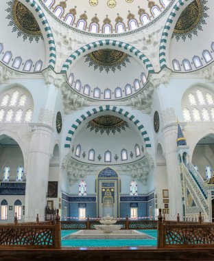 Ankara, Türkiye - 14 Haziran 2021: Ankara, Türkiye 'deki Hatun Camii' nin muhteşem iç mekanı. Kemerli kasalar, kubbeler ve aydınlık mermer duvarlar. Meşhur ibadethane ve turistik mekan.