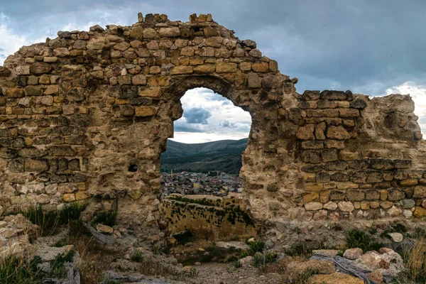 Ошибочная Древняя Разрушенная Крепость Байбурт Турции Сломанные Стены Против Бурного — стоковое фото