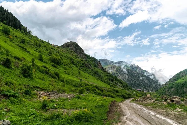 Strada Montagna Nubi Temporalesche Sui Prati Alpini — Foto Stock