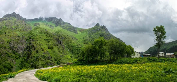 Névoa Nas Montanhas Primavera Paisagem Cênica Cáucaso — Fotografia de Stock
