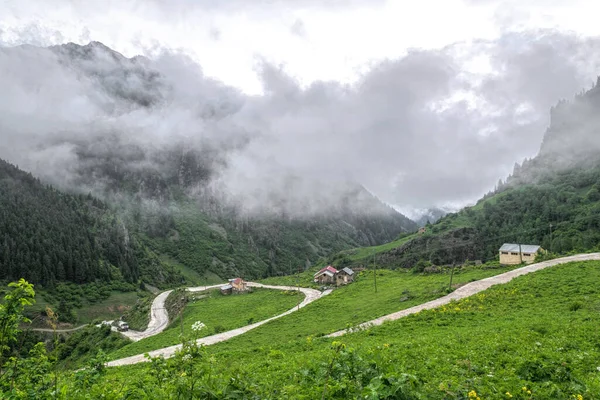 Estrada Montanha Nuvens Tempestade Sobre Prados Alpinos — Fotografia de Stock