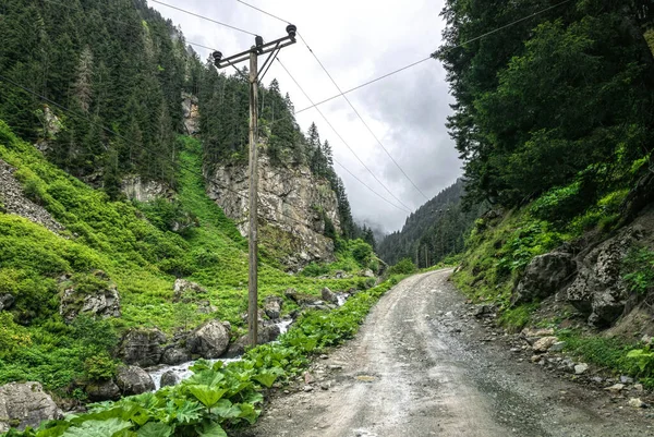 Estrada Montanha Nuvens Tempestade Sobre Prados Alpinos — Fotografia de Stock