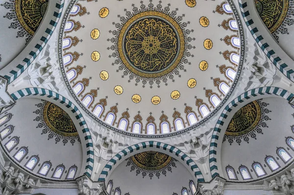 土耳其安卡拉 2021年6月14日 土耳其安卡拉一座新清真寺的宏伟内部 拱形的拱顶 圆顶和轻盈的大理石墙壁 著名的礼拜场所和旅游胜地 — 图库照片