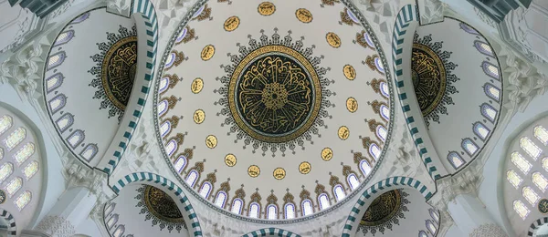 Ankara, Türkiye - 14 Haziran 2021: Ankara, Türkiye 'deki Hatun Camii' nin muhteşem iç mekanı. Kemerli kasalar, kubbeler ve aydınlık mermer duvarlar. Meşhur ibadethane ve turistik mekan.