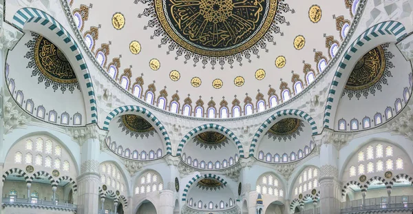 アンカラ トルコ 2021年6月14日 トルコのアンカラにある新しいモスクHatun Camiiの壮大なインテリア アーチ型のアーチ型のヴォールト ドーム 軽い大理石の壁 崇拝と観光名所の有名な場所 — ストック写真