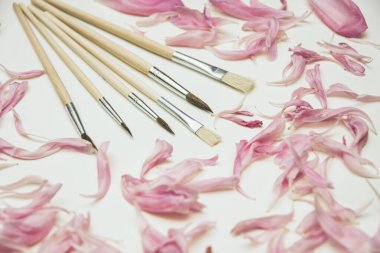 Boya fırçaları ve şakayık yaprakları. Yaratıcı arkaplan