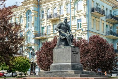 Kyiv, Ukrayna - 14 Mayıs 2021: Ukraynalı besteci, folklorcu, Ulusal Klasik Müzik Okulu 'nun kurucusu, Ukrayna Ulusal Operası yakınlarındaki Tiyatro Meydanı' nda bulunan Mykola Lysenko anıtı 