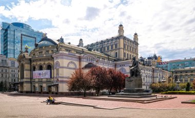 Kyiv, Ukrayna - 14 Mayıs 2021: Ukraynalı besteci, folklorcu, Ulusal Klasik Müzik Okulu 'nun kurucusu, Ukrayna Ulusal Operası yakınlarındaki Tiyatro Meydanı' nda bulunan Mykola Lysenko anıtı 