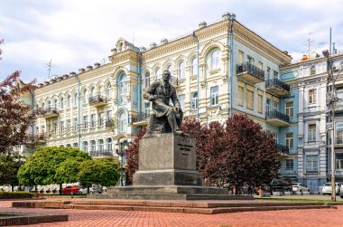 Kyiv, Ukrayna - 14 Mayıs 2021: Ukraynalı besteci, folklorcu, Ulusal Klasik Müzik Okulu 'nun kurucusu, Ukrayna Ulusal Operası yakınlarındaki Tiyatro Meydanı' nda bulunan Mykola Lysenko anıtı 