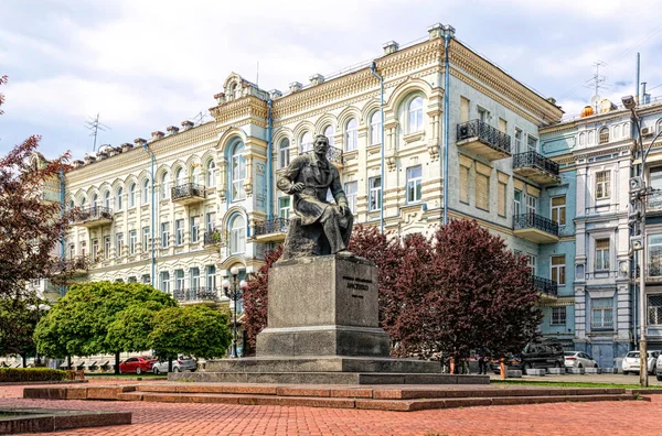 ウクライナのキエフ 2021年5月14日 ウクライナ国立歌劇場近くの劇場広場に ウクライナの作曲家 民俗学者 国立クラシック音楽学校の創設者への記念碑 — ストック写真