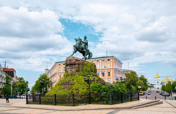 乌克兰基辅 2021年5月14日 纪念19世纪艺术博赫丹 赫梅利尼茨基的纪念碑 是基辅的象征之一 由建筑师沃洛德梅尔 尼古拉耶夫 雕塑家米哈伊洛 迈凯辛创作 — 图库照片