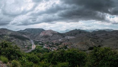 Güneş ışınları ve çöl dağları. Orta Doğu 'da manzara