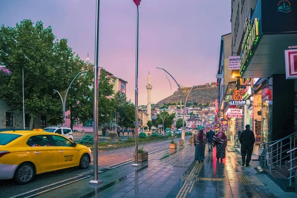 Bayburt Turcia Iunie 2021 Mașini Pietoni Haine Tradiționale Orientale Strada — Fotografie, imagine de stoc