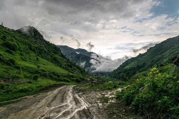 山の地中海の風景 山と雲 — ストック写真