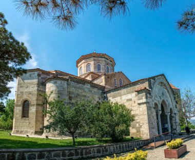 Trabzon, Türkiye - 10 Haziran 2021: Türkiye 'nin Trabzon kentindeki antik Bizans Ortodoks Hıristiyan Tapınağı Ayasofya, mimarlık ve tarih abidesi. 2013 'ten beri cami
