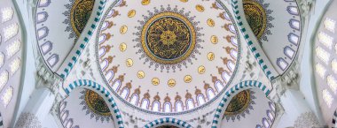 Ankara, Türkiye - 14 Haziran 2021: Ankara, Türkiye 'deki Hatun Camii' nin muhteşem iç mekanı. Kemerli kasalar, kubbeler ve aydınlık mermer duvarlar. Meşhur ibadethane ve turistik mekan.