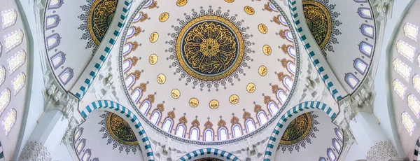 土耳其安卡拉 2021年6月14日 土耳其安卡拉一座新清真寺的宏伟内部 拱形的拱顶 圆顶和轻盈的大理石墙壁 著名的礼拜场所和旅游胜地 — 图库照片
