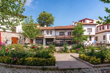 Ankara, Türkiye - 14 Haziran 2021: Ankara, Türkiye 'nin tarihi çeyreğinde beyaz kireçle kaplanmış eski geleneksel konut binaları. Orta Doğu 'nun geleneksel mimarisi. Ünlü simge.