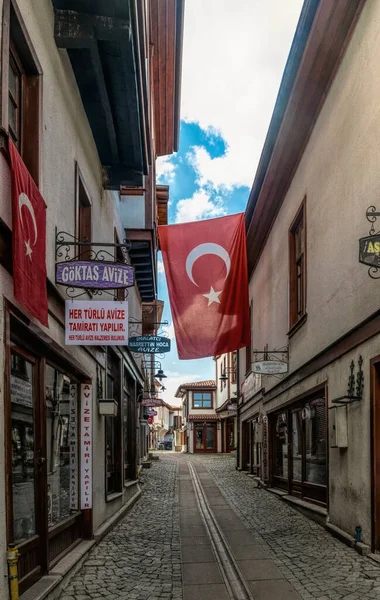 Ankara, Türkiye - 14 Haziran 2021: Ankara, Türkiye 'nin tarihi çeyreğinde beyaz kireçle kaplanmış eski geleneksel konut binaları. Orta Doğu 'nun geleneksel mimarisi. Ünlü simge.