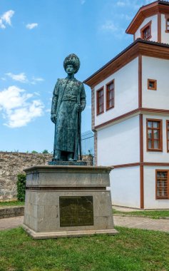 Trabzon, Türkiye - 10 Haziran 2021: Muhteşem Sultan Süleyman 'ın bronz heykeli, 1995 yılında Trabzon Sultanı' nın memleketi Kanuni 'de inşa edildi.