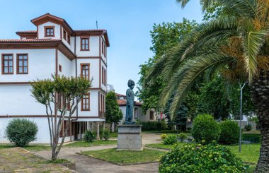 Trabzon, Türkiye - 10 Haziran 2021: Muhteşem Sultan Süleyman 'ın bronz heykeli, 1995 yılında Trabzon Sultanı' nın memleketi Kanuni 'de inşa edildi.