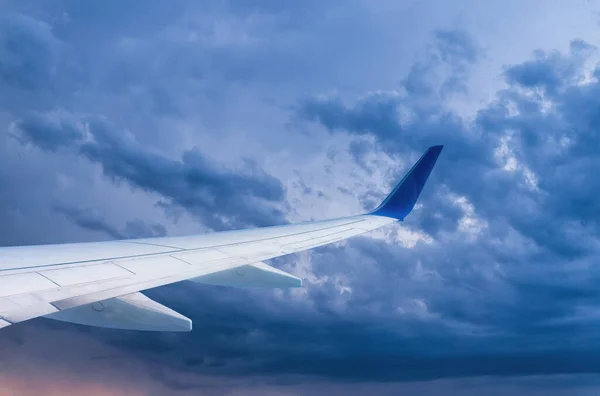 Ala Avión Pasajeros Cielo Por Borda —  Fotos de Stock