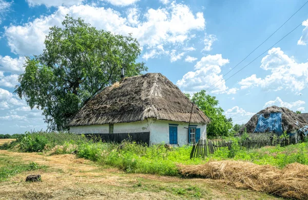 Старий Покинутий Глиняний Будинок Солом Яним Дахом — стокове фото