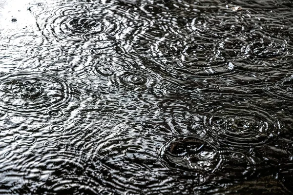 街の通りに雨滴と水たまり — ストック写真