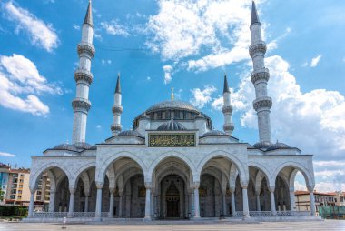 Ankara, Türkiye - 14 Haziran 2021: Ankara, Türkiye 'de Hatun Camii' nin muhteşem binası. Kemerli kasalar, kubbeler ve aydınlık mermer duvarlar. Meşhur ibadethane ve turistik mekan. Müslüman 