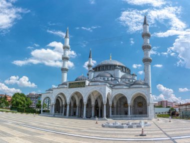 Ankara, Türkiye - 14 Haziran 2021: Ankara, Türkiye 'de Hatun Camii' nin muhteşem binası. Kemerli kasalar, kubbeler ve aydınlık mermer duvarlar. Meşhur ibadethane ve turistik mekan. Müslüman 
