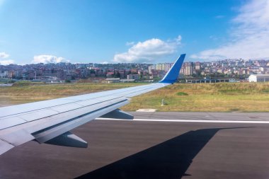 Havaalanı pistinin üstündeki uçak kanadı.