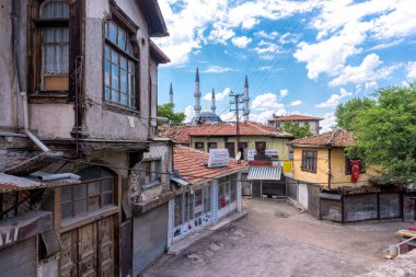 Ankara, Türkiye - 14 Haziran 2021: Ankara, Türkiye 'nin tarihi çeyreğinde beyaz kireçle kaplanmış eski geleneksel konut binaları. Orta Doğu 'nun geleneksel mimarisi. Ünlü simge.
