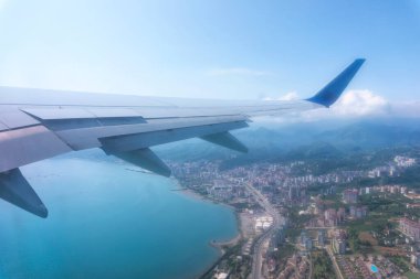 Bir yolcu uçağının kanadı ve gökyüzü yaban domuzu. Yaz gezisi