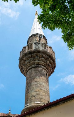  Mavi gökyüzüne karşı antik bir caminin minaresi