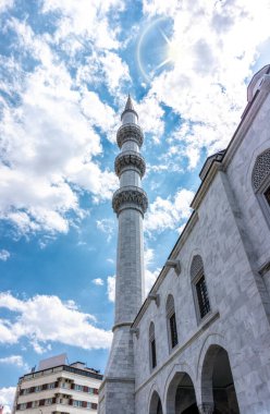  Mavi gökyüzüne karşı antik bir caminin minaresi