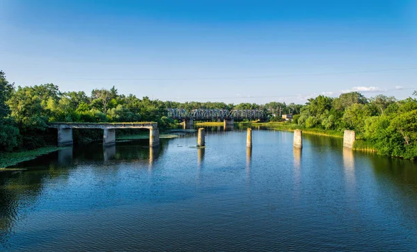 Ancient Ruined Stone Bridge Serene River — Stock Photo, Image