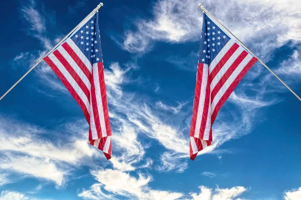 Mavi Gökyüzünün Arka Planında Amerikan Bayrağı — Stok fotoğraf