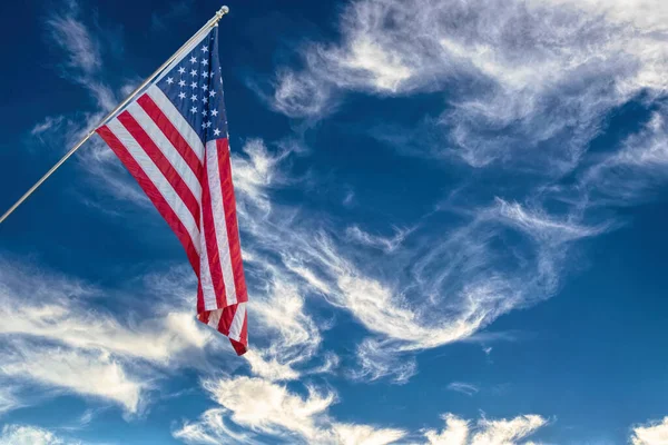 Mavi Gökyüzünün Arka Planında Amerikan Bayrağı — Stok fotoğraf