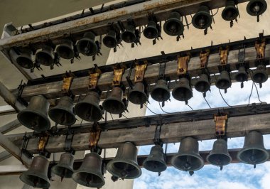 Ukrayna, Kiev 'deki Aziz Sophia Katedrali' nin çan kulesinde antik bronz ve bakır çanlar