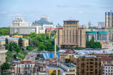 Kyiv, Ukrayna - 14 Mayıs 2021: Ukrayna 'nın başkenti Kiev' in tarihi bölgesinde antik binaların ve sokakların mimarisi. Avrupa 'nın dar caddelerinin ve eski çatılarının havadan görünüşü