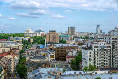 Kyiv, Ukrayna - 14 Mayıs 2021: Ukrayna 'nın başkenti Kiev' in tarihi bölgesinde antik binaların ve sokakların mimarisi. Avrupa 'nın dar caddelerinin ve eski çatılarının havadan görünüşü