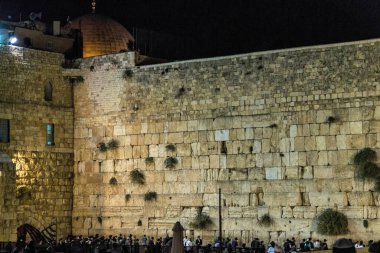 Kudüs, İsrail - 08 Kasım 2019: Kudüs 'teki Ağlama Duvarı ve dua eden hacılar ve turistler. Kudüs 'te şenlik gecesi