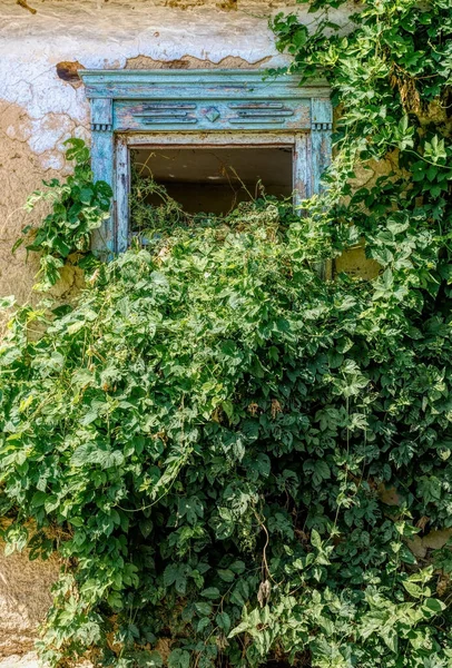 古い壊れた安房家の破風窓 — ストック写真