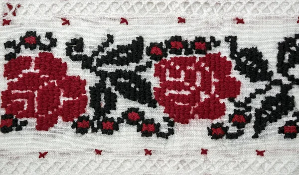 Παραδοσιακό Ουκρανικό Κέντημα Κόκκινα Και Μαύρα Τριαντάφυλλα Λινό Ύφασμα — Φωτογραφία Αρχείου