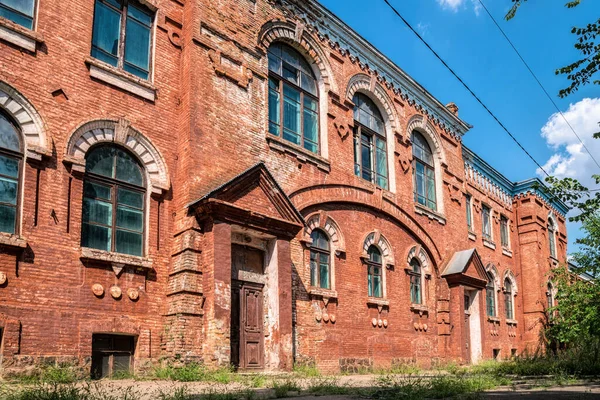 Alte Backsteinschule Für Jungen Aufgegeben — Stockfoto